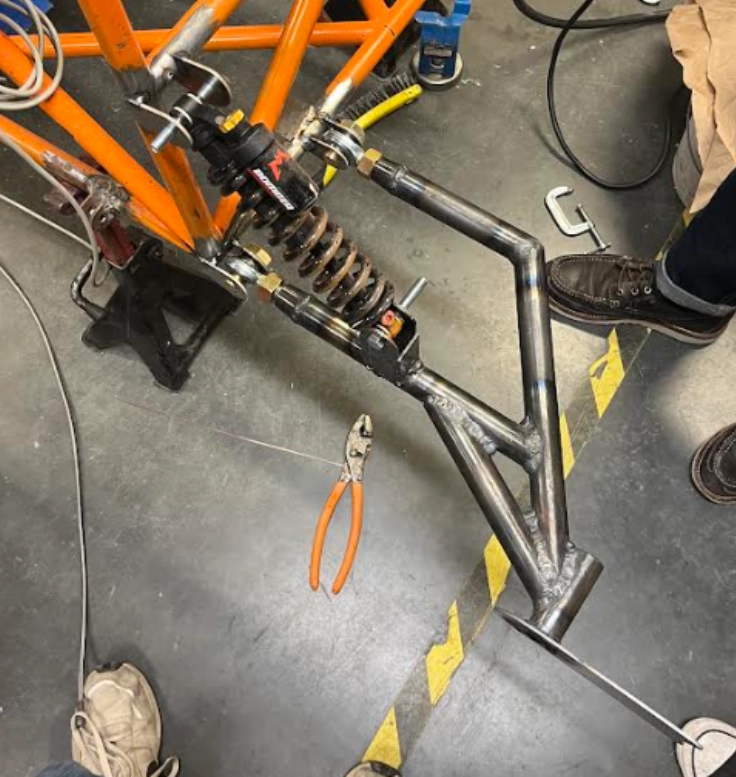 Trailing arm suspension installed on vehicle chassis